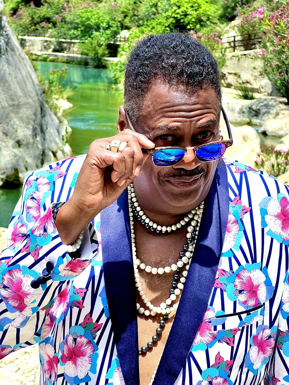 Keith Tynes im farbigen Sakko mit Sonnenbrille
